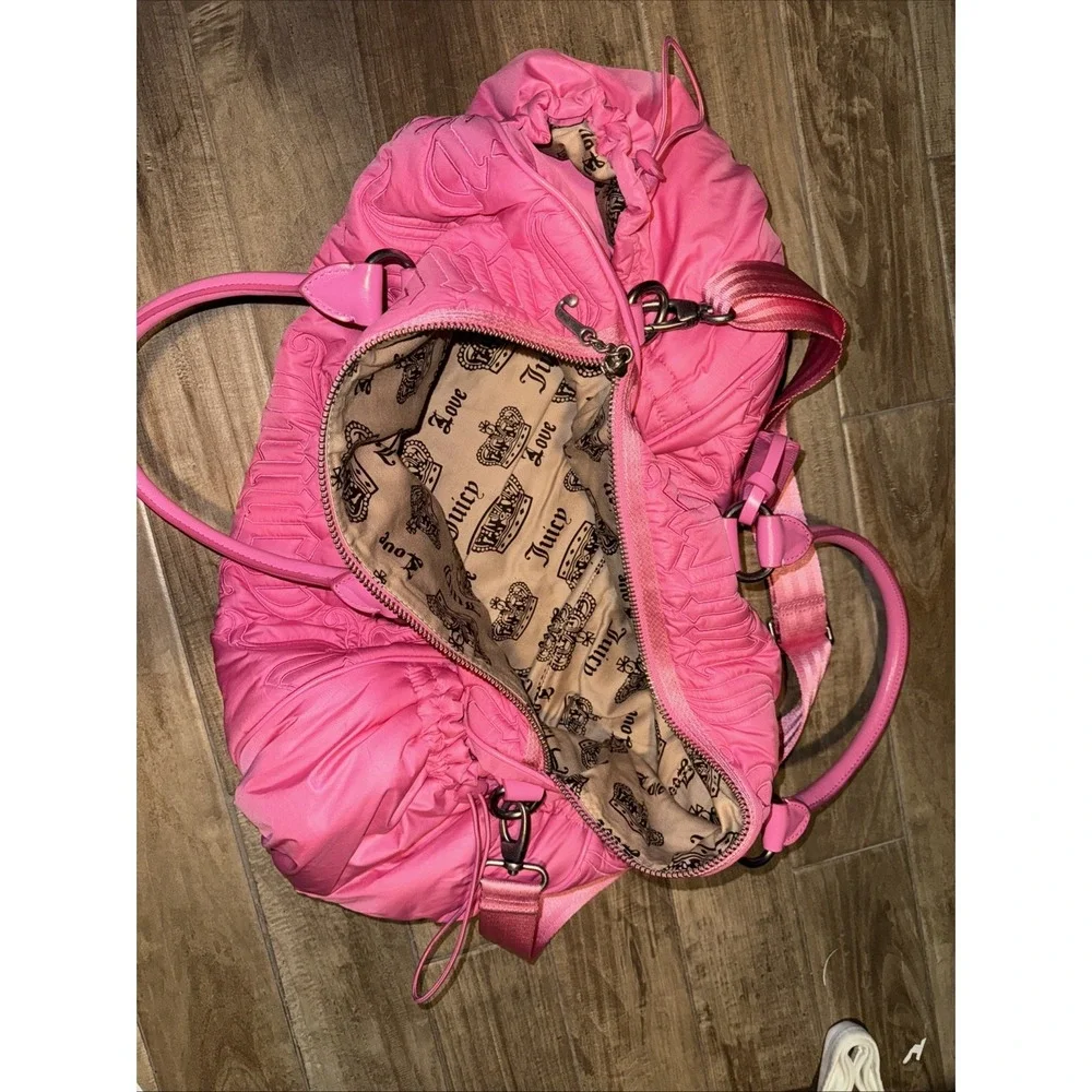 Juicy Couture Pink Duffle Tote Bag Purse Vintage Gothic Logo Daydreamer Y2k - Picture 9 of 10